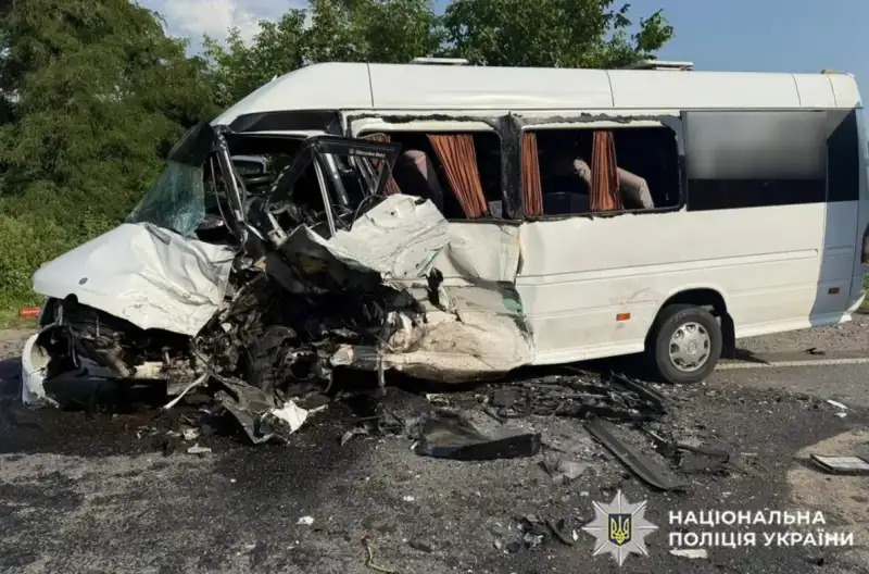 На Хмельниччині у ДТП з маршруткою постраждали 16 осіб, серед них діти