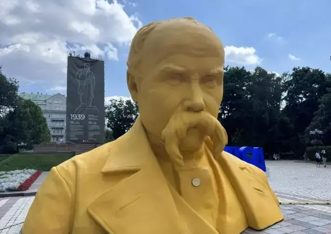 У центрі Києва відкрили гігантський жовтий бюст Шевченка, який «дивиться» на світ
