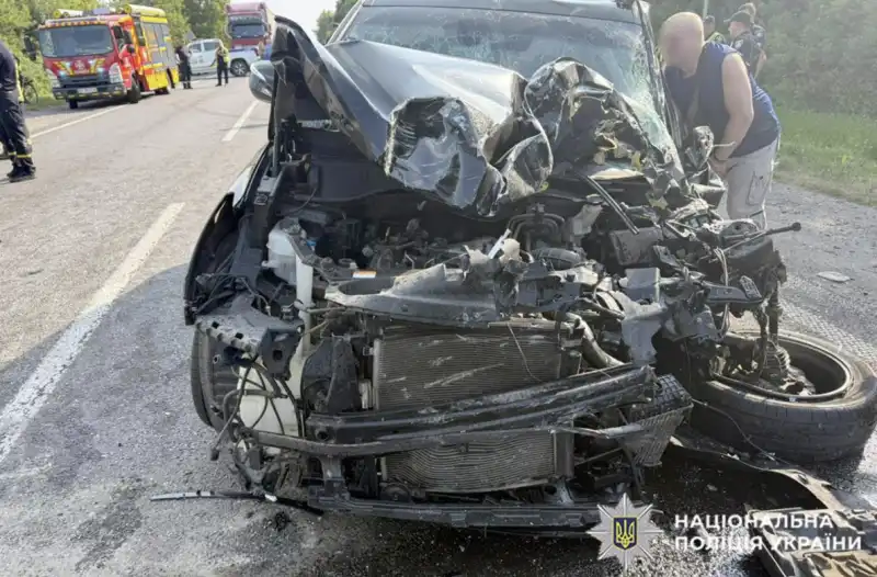 На Хмельниччині у ДТП з маршруткою постраждали 16 осіб, серед них діти